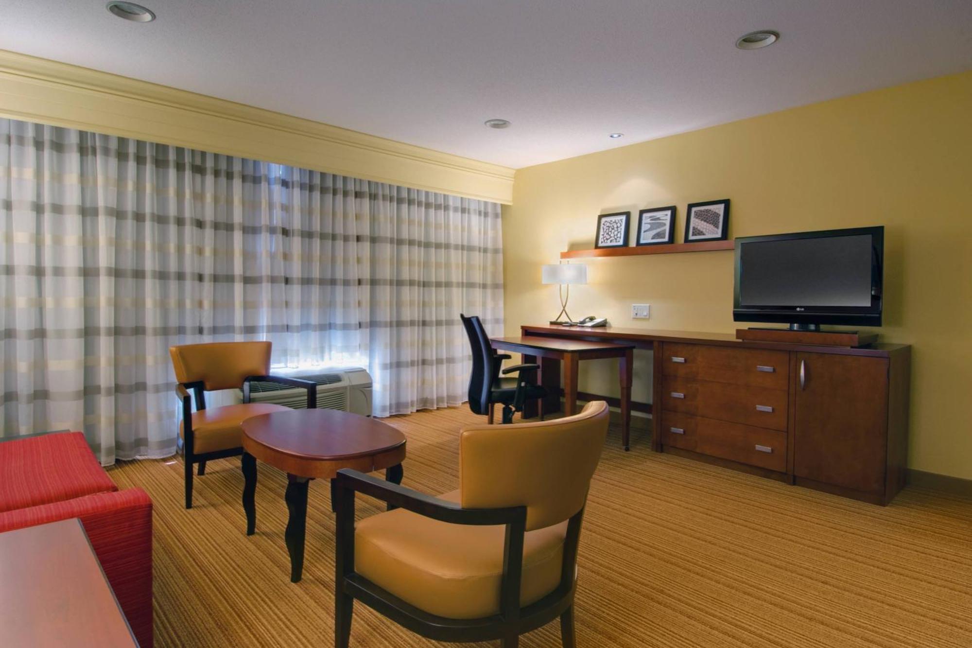 Hotel Courtyard By Marriott Madison East Exterior foto